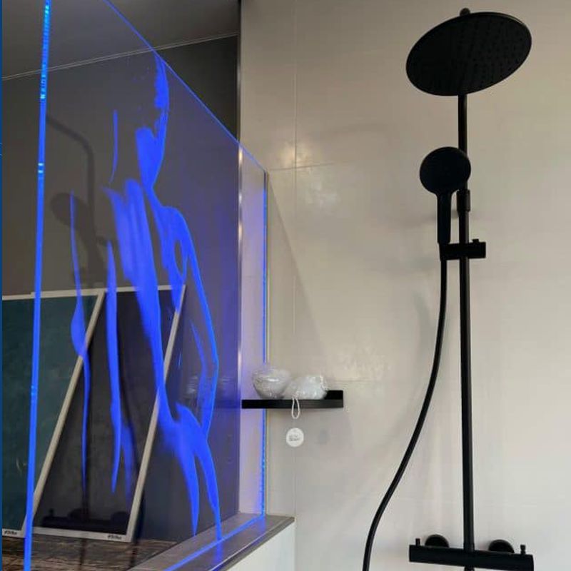 Gravierte Duschwand – individuelles Design von Eusaro